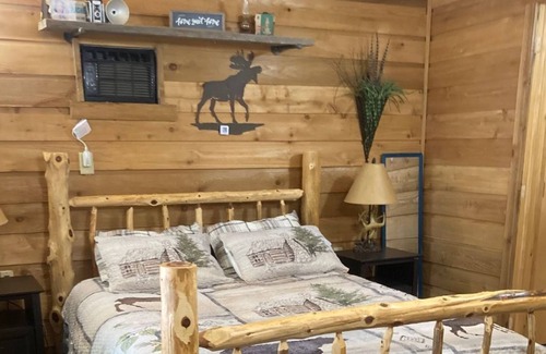 Kansas Cabin | CABIN IN THE WOODS - Quiet, secluded yet close to activities!
