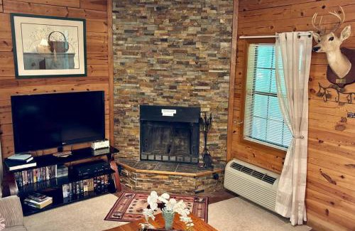 Eureka Springs House | Cabin in the Woods
