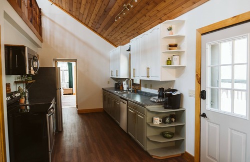 King Cabin | Cabin in the woods with hot tub and lake views. Pets welcome! Close to Nordic.