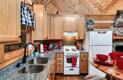 Sevierville Cabin | Cabin-king master, 2 bath, private loft w/queen & twin, HOT TUB, flat driveway