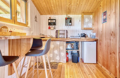 Monbazillac Cabin | Cabin 'Malfourat' with Shared Pool, Wi-Fi and Air Conditioning