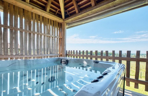 Monbazillac Cabin | Cabin 'Muscadelle' with Shared Pool, Wi-Fi and Air Conditioning