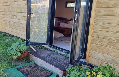 Johnsonville Cabin | Cabin near amenities & public transport in Wellington, wifi & creature comfort.