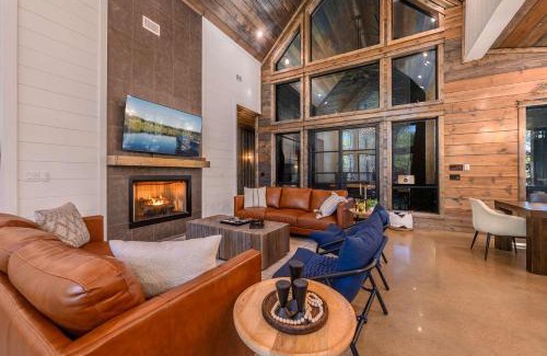 Hochatown House | CABIN - Near BLACK MOUNTAIn