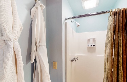 Eureka Springs Cabin | Cabin near downtown with a loft, fireplace, shared pool, & AC