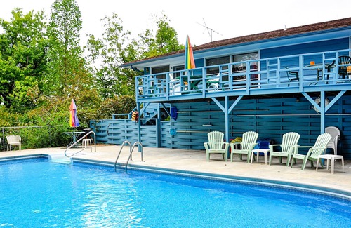 Eureka Springs Cabin | Cabin near downtown with a loft, fireplace, shared pool, & AC