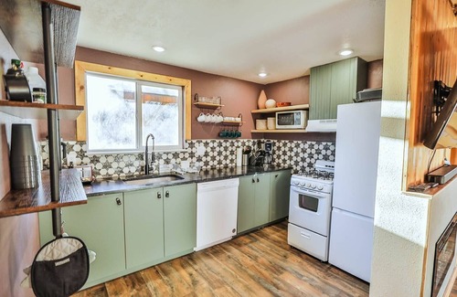 Glendale Cabin | Cabin near Zion & Bryce w/Hot Tub & EV charger. Fantastic Stargazing, Sleeps 6