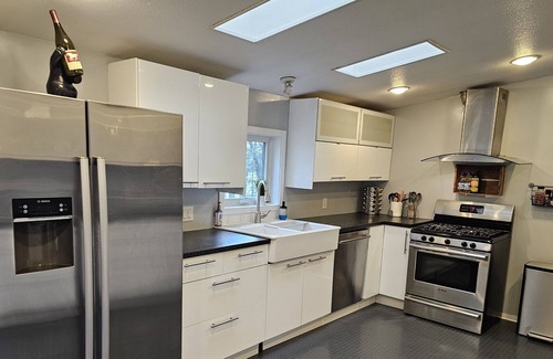 Backus Cabin | Cabin on 2.5 private acre lot with private dock! Family and dog friendly!