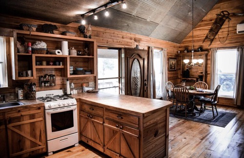 Norman Cabin | Cabin on Collier creek. Go swimming or soaking. Caddo Gap Arkansas