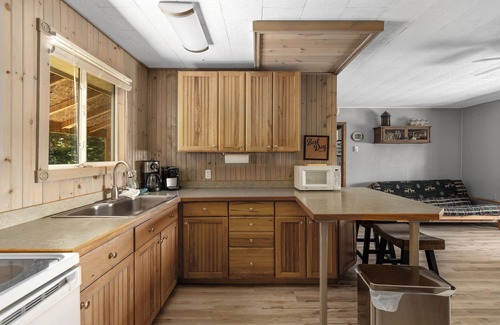 Algoma District Cabin | Cabin on crystal clear Lonely Lake