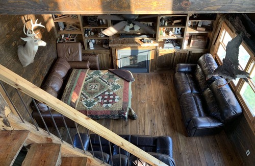 Junction City Cabin | Cabin on Four-Acre Pond