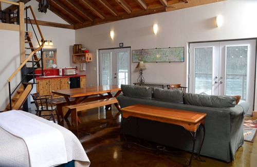 Knoxville Cabin | Cabin on Holston River, Fisherman & Paddlers Paradise