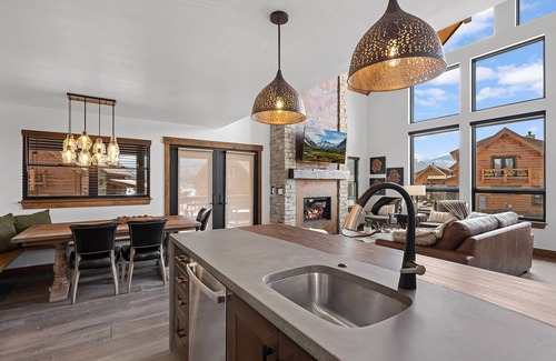 Estes Park Cabin | Cabin on Lake Estes! Private Jacuzzi Two Patios Indoor and Outdoor Fireplace