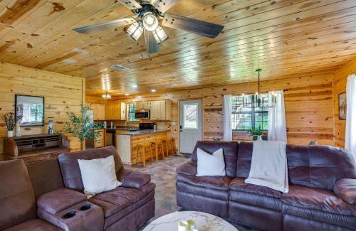 Fort Towson House | Cabin on Lake Raymond Gary with Dock, Grill and Views!