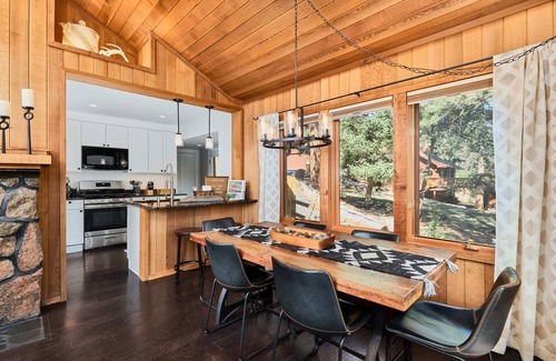 Cascade-Chipita Park Cabin | Cabin on Pikes Peak w Hot Tub, Fireplace, 235Mbps!