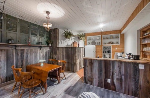 Rileyville Cabin | Cabin on River, Kayak, Hot Tub, WiFi, EV Charger!