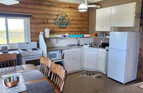 Castor Other | Cabin on the Coulee Farm: Log Cabin Glamping