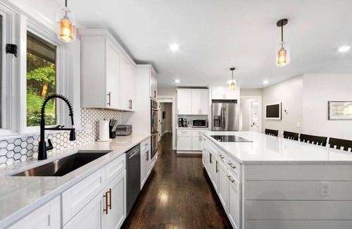Hendersonville Apartment | Cabin on the Hill - North Nashville Stunner!