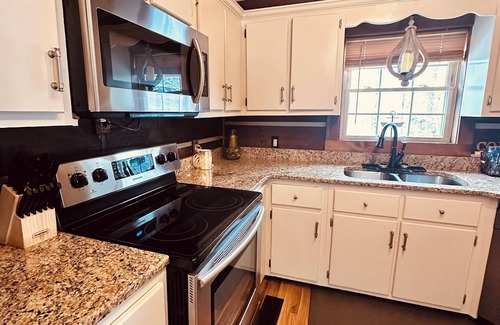 Pittsburg Cabin | Cabin on the Lake! Just minutes from Daniel Boone National Forest.