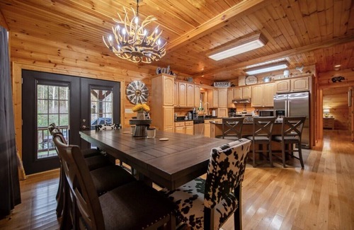 Suches Cabin | *Cabin* Pet Friendly|CreekFront|FirePit|HotTub