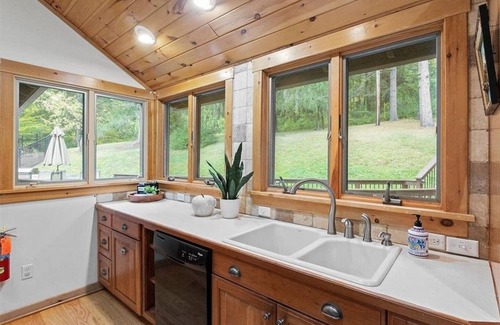 Springwater House | Cabin Retreat | Hot Tub | Pool | Game Room | FLX
