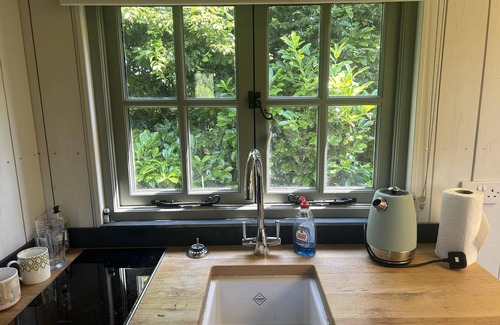 Bletchley Cabin | Cabin Retreat in Bedford - Sleeps 2 & Free parking