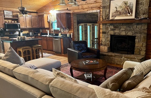 Clifftops House | Cabin Retreat in Monteagle's gated Clifftops
