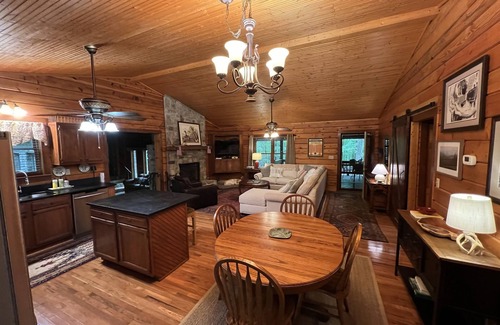 Clifftops House | Cabin Retreat in Monteagle's gated Clifftops
