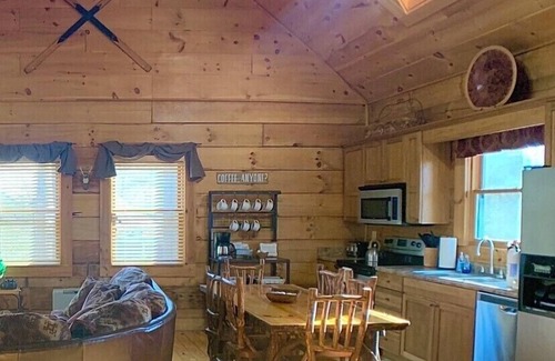 Beech Mountain Cabin | Cabin Retreat! Peaceful, Dog Friendly, Seasonal Views!