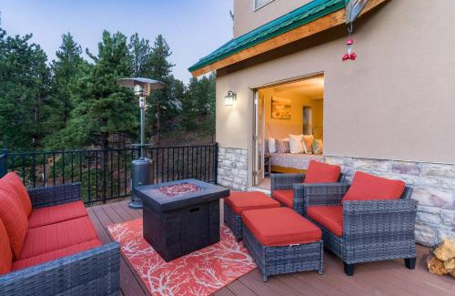 Bailey House | Cabin Retreat W Hot Tub & Fireplace