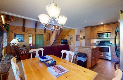 Ponderosa Pines Cabin | Cabin retreat with wrap-around porch, work spaces,