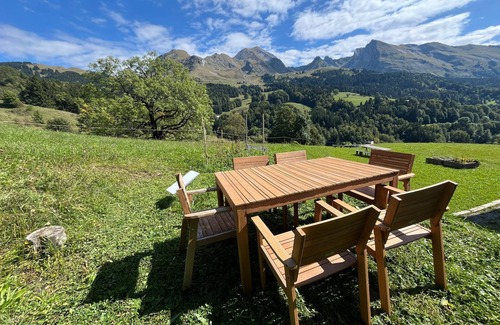 Le Bouchet-Mont-Charvin Ski Chalet | Cabin-style chalet in the heart of nature.