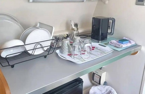 Winterbourne Stoke Cabin | Cabin - Sleeps 2 - Parking - Stonehenge Close