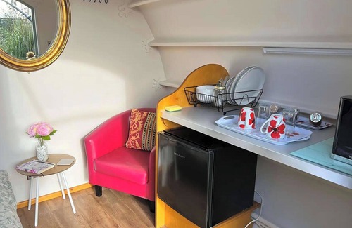 Winterbourne Stoke Cabin | Cabin - Sleeps 2 - Parking - Stonehenge Close