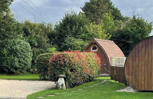 Winterbourne Stoke Cabin | Cabin - Sleeps 2 - Parking - Stonehenge Close