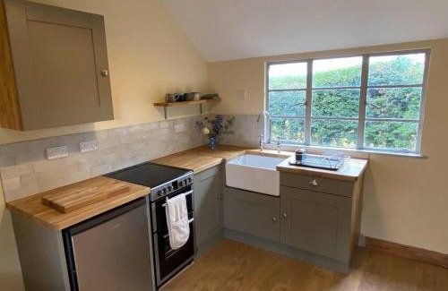 Ross-on-Wye House | Cabin Sleeps 4 with Garden & Free Parking