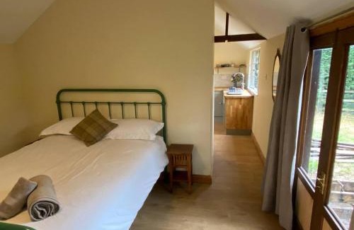 Ross-on-Wye House | Cabin Sleeps 4 with Garden & Free Parking