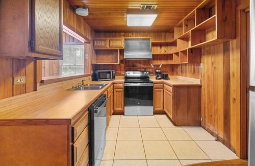 Northside Apartment | Cabin style 1-bedroom apartment with WiFi, AC, & Pool in fantastic Jacksonville