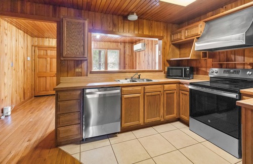 Northside Apartment | Cabin style 1-bedroom apartment with WiFi, AC, & Pool in fantastic Jacksonville