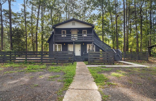 Northside Apartment | Cabin style 1-bedroom apartment with WiFi, AC, & Pool in fantastic Jacksonville