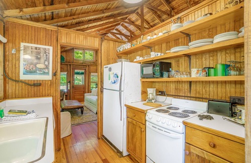 Frankfort Cottage | Cabin-style cottage w/full kitchen, wood-burning fireplace, and full WiFi