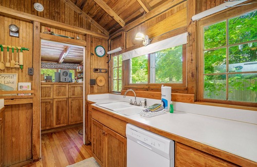Frankfort Cottage | Cabin-style cottage w/full kitchen, wood-burning fireplace, and full WiFi
