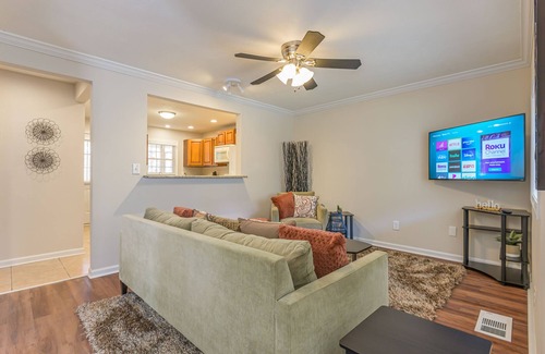 Cartersville House | Cabin Style & Cozy Back Deck Near LakePoint PBR