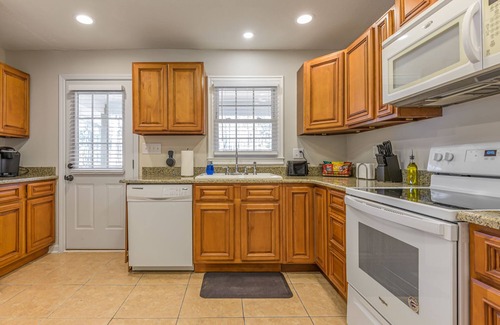 Cartersville House | Cabin Style & Cozy Back Deck Near LakePoint PBR