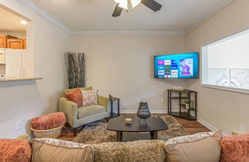 Cartersville House | Cabin Style & Cozy Back Deck Near LakePoint PBR