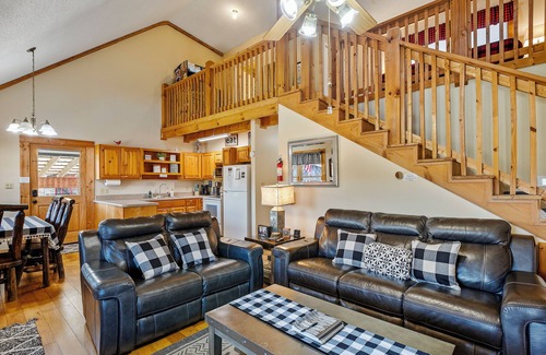 Knoxville Cabin | Cabin, UTK/Neyland, Smokies, 16acres, FP, Hot Tub, Arcade, Fishing, Golf, Pets