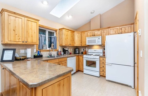 Paradise Estates Cabin | Cabin w/Covered Hot Tub, Firepit, EV, generator, 5 miles to Mt Rainier entrance