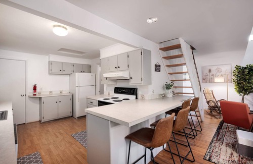 Berkeley Springs Ski Chalet | Cabin w Hot Tub, WiFi, Deck, Grill & Dog-Friendly!