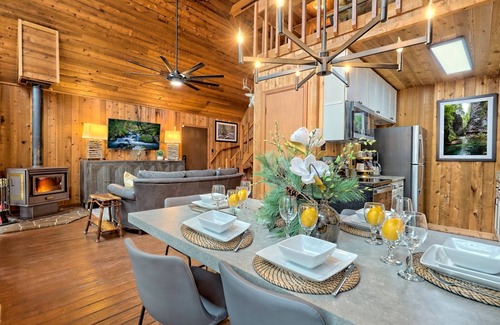 Sautee Nacoochee Cabin | Cabin w/Hot tub+Outdoor Kitchen+Firepit near ATV & SXS Trails~8mns to Helen, GA!