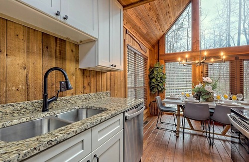 Sautee Nacoochee Cabin | Cabin w/Hot tub+Outdoor Kitchen+Firepit near ATV & SXS Trails~8mns to Helen, GA!